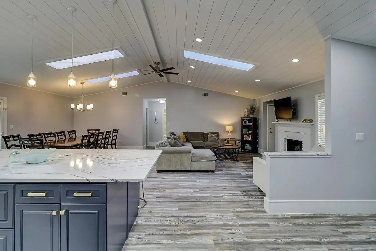 Luxury Updated 6 Bedroom Home Private Pool Near Ocean Bikes & Beach Gear Included Hilton Head Island Holiday home
